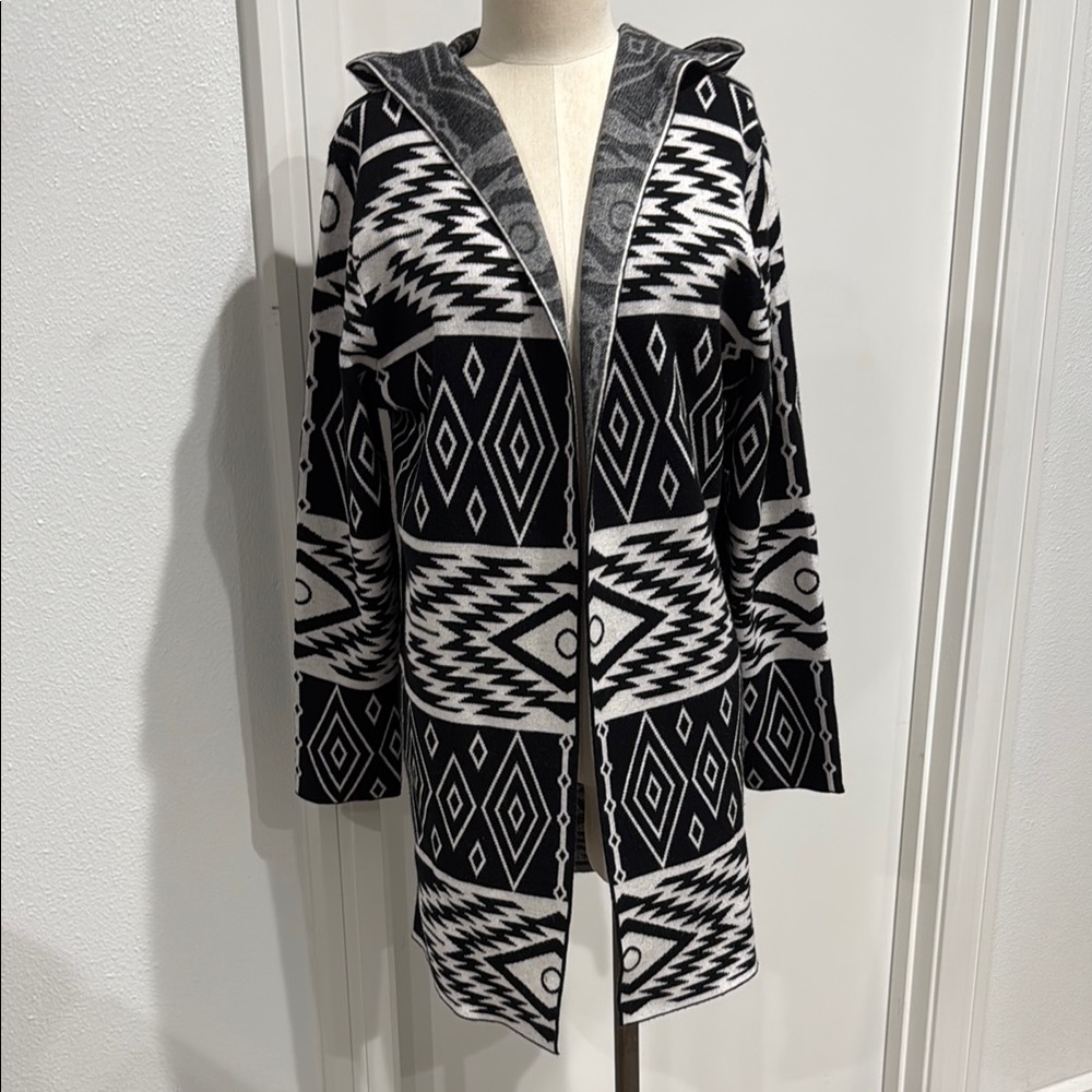 Sioni Geometric Black and White Knit Hooded Sweater - Large - Picture 2 of 11